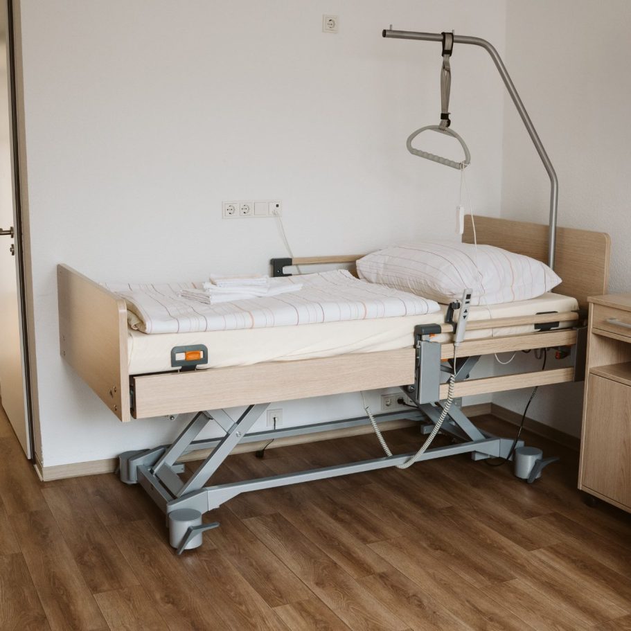 Kurzzeitpflege - Heinrich-Gerold-Haus Ein höhenverstellbares Krankenhausbett in einem minimalistischen Zimmer.