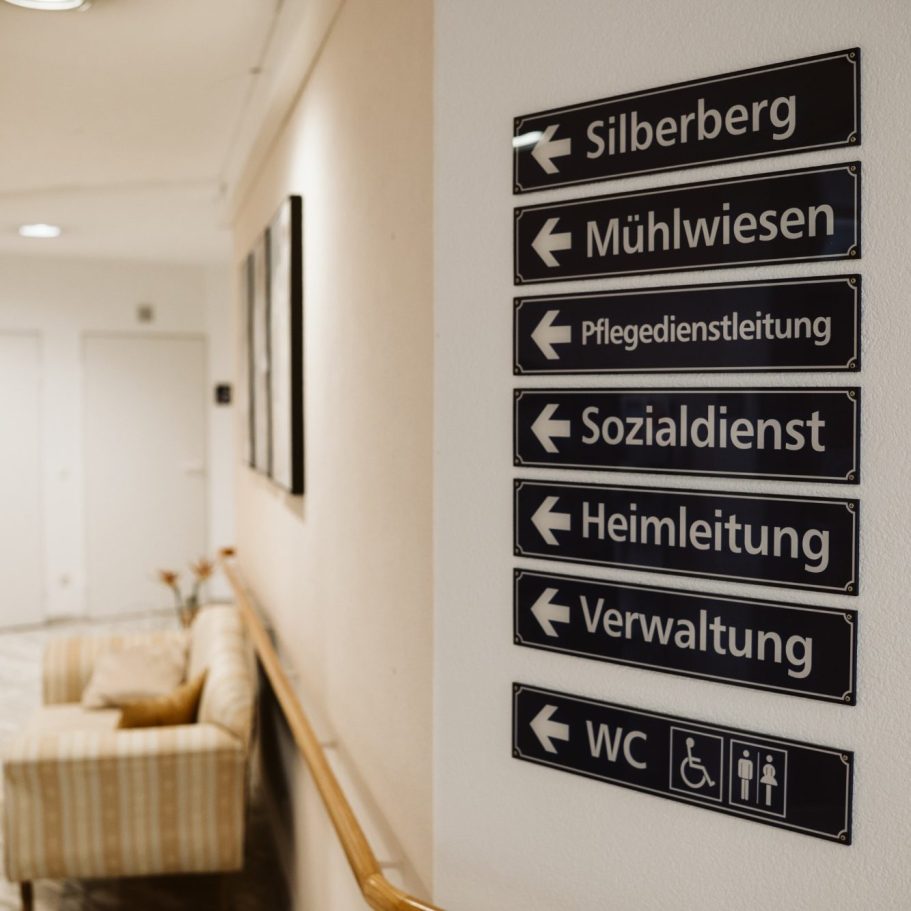 Vollstationäre Pflege - Heinrich-Gerold-Haus Beschilderung mit Richtungshinweisen zu verschiedenen Einrichtungen und Diensten.